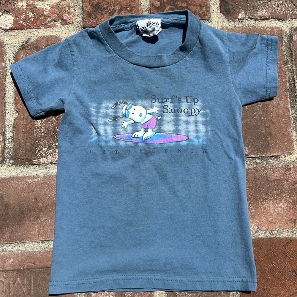 Vintage kids Knotts Berry Farm surfs up snoopy California made in USA. Size XS